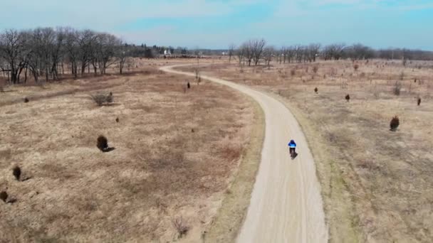 Homem com vista aérea que anda de bicicleta num parque estadual de Illinois. Passeio de bicicleta no Parque. O drone segue um ciclista que anda de bicicleta . — Vídeo de Stock