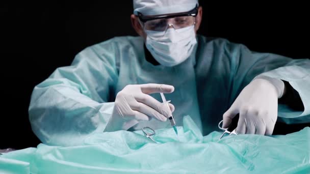 Ο χειρουργός γιατρός κάνει την ένεση κατά τη διάρκεια της επέμβασης. Τοπική αναισθησία στο σημείο της τομής. — Αρχείο Βίντεο