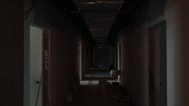 İnşaat halindeki bir evin koridorunun sonundaki kaynaktan gelen ışık..