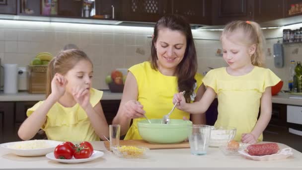 Nær ved å blande mel for deig. En childs hånd heller mel i en salatbolle for å lage mel – stockvideo