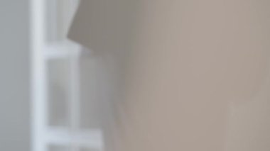 Erkeğin el kapama dolabını kapat. Dolabın kapısını kapatıyorum..