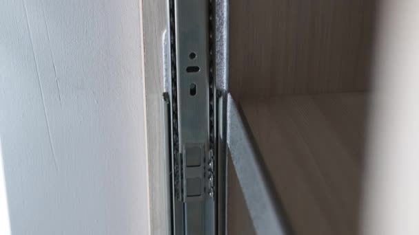 Het mechanisme van het openen van meubelaccessoires op lagers close-up. Werking van het deuropenings- en sluitmechanisme. — Stockvideo
