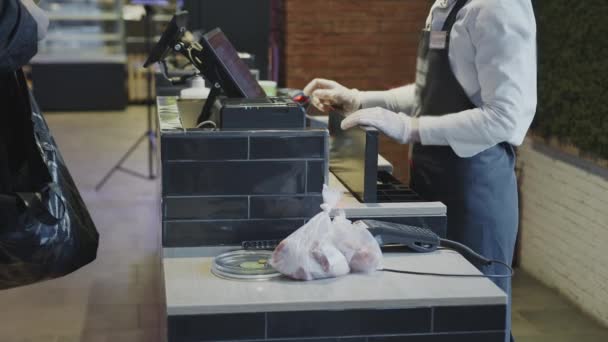 Süpermarketteki kasiyer alıcıdan nakit kabul ediyor. Bilgisayardaki kasiyer satın almayı tamamlar. Bir süpermarketten satın almak için ödeme. — Stok video