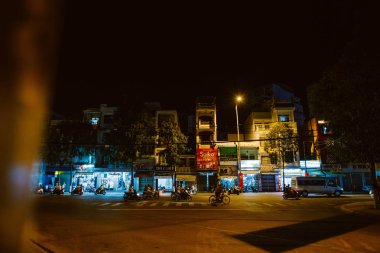Nha Trang, Vietnam, 26 Mayıs 2015 Şehir yollarında gece trafiği.