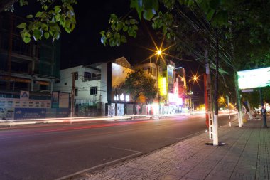Nha Trang, Vietnam, 26 Mayıs 2015 Şehir yollarında gece trafiği