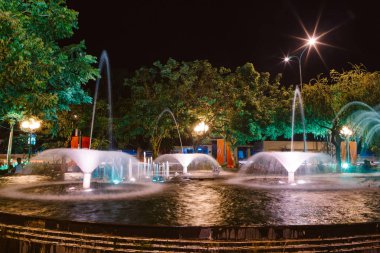 Nha Trang, Vietnam, 26 Mayıs 2015 Parkı Nha Trang 'ın ortasında bir çeşme var.