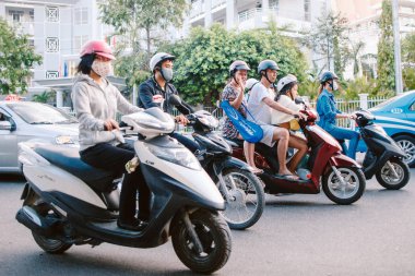 Vietnam. Nha Trang 24 Mayıs 2015. Nha Trang sakinleri bir motosikletin içinde duruyorlar.