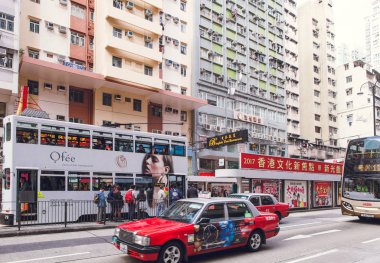 Çin. Hong Kong. Merkez caddelerde 31 Aralık 2016 Taksiler ve otobüsler