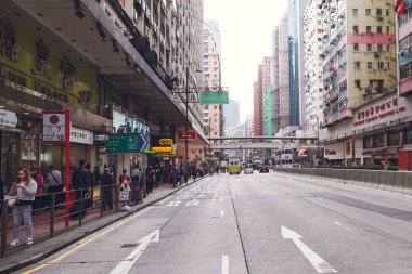 Çin. Hong Kong. 2016 yılı. Şehir merkezinde yayalarla dolu bir yol.