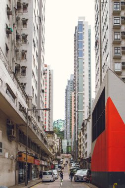 Çin. Hong Kong. Gökdelenleri olan cadde