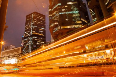 Çin. Hong Kong. 31 Aralık 2016 Gökdelenlerin arka planında gece trafiği