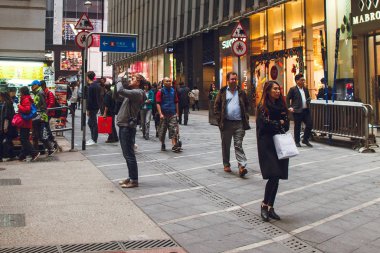 Çin. Hong Kong. 31 Aralık 2016. Kalabalık karşıdan karşıya geçiyor..