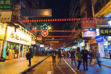 Çin. Hong Kong. 31 Aralık 2016. Çiçekli bir gece sokağı.