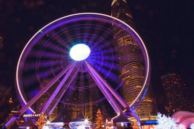 Çin. Hong Kong. 30 Aralık 2016 Dönme dolap ve Gece Şehri.