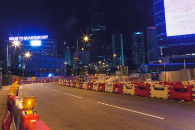 Çin. Hong Kong. 30 Aralık 2016. Şehirde gece yolu, çitler ve kesiciler