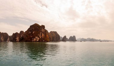 Ha Long Bay 'i ziyaret et. Vietnam