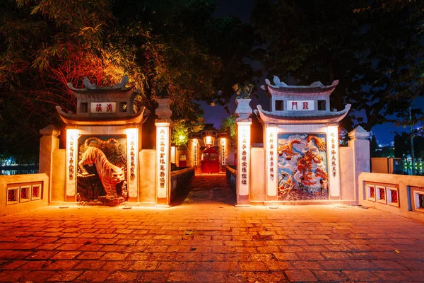 Kanca Köprüsü 'ne giriş. Hanoi.