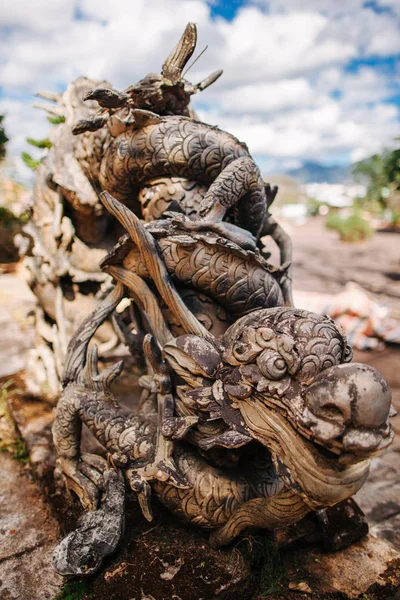 Estatua Una Serpiente Junto Pagoda — Foto de Stock