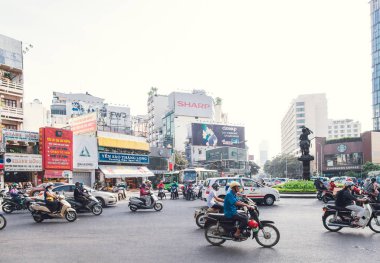 Ho Chi Minh Şehri. Vietnam. 11 Ocak 2017. Şehir merkezi, çevre trafiği. Phu Dong kavşağı.