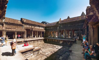 Siem Reap, Kamboçya 19 Ocak 2017. Angkor Wat tapınağının merkez bölümlerinden birinde turistler fotoğraflanır..