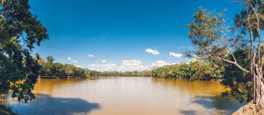 Angkor Wat Tapınağını çevreleyen su hendeği. Sangkat Nokor TumSiem Reap, Kamboçya