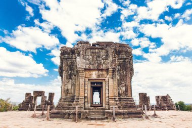 Phnom Bakheng Tapınağı kompleksinin tepesinde. Kamboçya