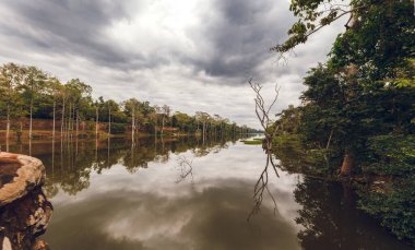 Om Nehri. Kamboçya. Siem Hasat.