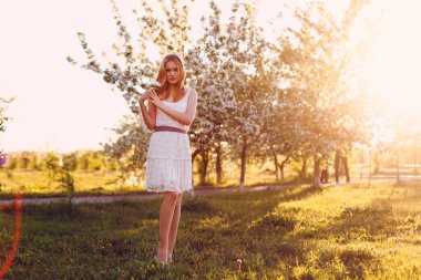 Gün batımında poz veren kızıl saçlı manken..