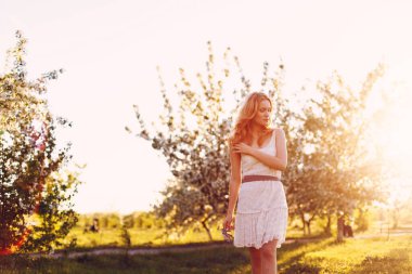 Gün batımında poz veren kızıl saçlı manken..