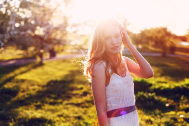 Gün batımında poz veren kızıl saçlı manken..