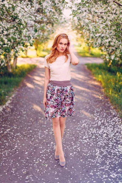 Model Met Rood Haar Poseren Een Bloeiende Appelboom — Stockfoto