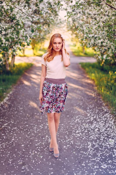 Model Met Rood Haar Poseren Een Bloeiende Appelboom — Stockfoto