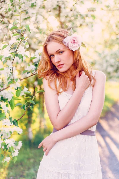 Model Met Rood Haar Poseren Een Bloeiende Appelboom — Stockfoto