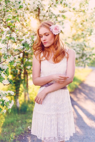 Model Met Rood Haar Poseren Een Bloeiende Appelboom — Stockfoto