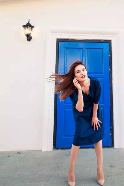 Рыжеволосая Модель Позирует Голубой Двери Темно Синем Платье — стоковое фото