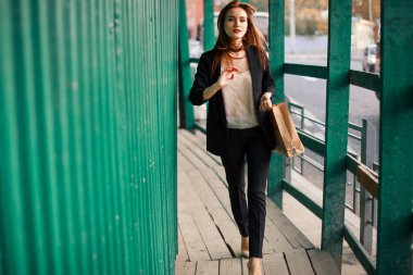 Sokakta yürüyen bir model.