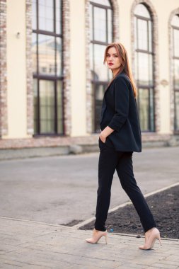 Bahçede poz veren kızıl saçlı manken..