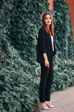 Bahçede poz veren kızıl saçlı manken..