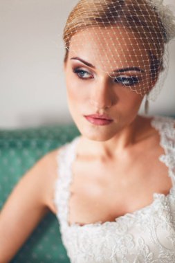 Otelde poz veren bir gelin.