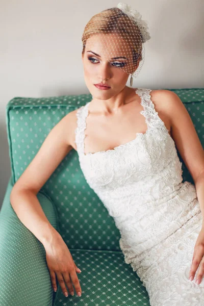 Model gelin kanepede bir otelde poz veriyor.