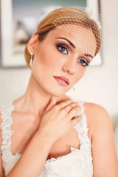 Otelde poz veren bir gelin.