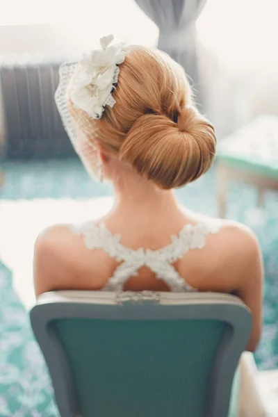 Otelde poz veren bir gelin.