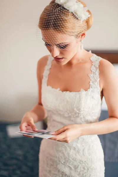 Model Brud Undersøger Bryllup Invitation - Stock-foto