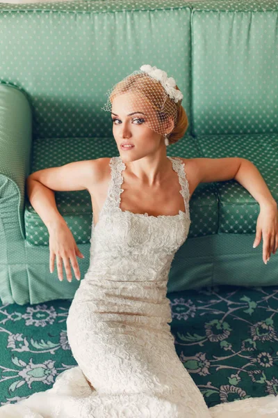 Model gelin kanepede bir otelde poz veriyor.