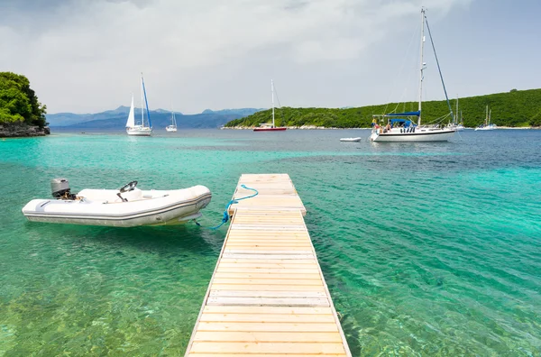 Baía paradisíaca com água azul na ilha de Corfu, Grécia — Fotografia de Stock