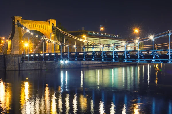 Vue sur le pont historique la nuit à Wroclaw, Pologne — Photo