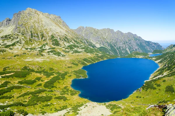 Úžasný pohled na rybník v pěti jezer údolí v polštině Tatra mountain, Polsko — Stock fotografie