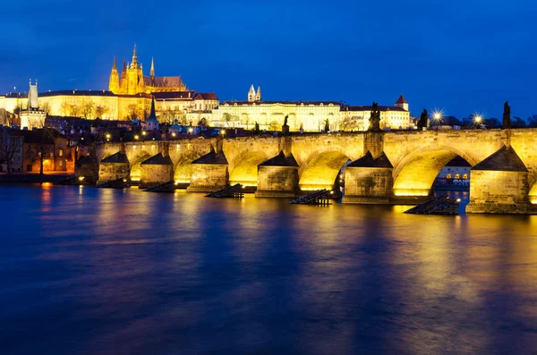 Карлів міст на вечорі в Празі, Чеська Республіка — стокове фото