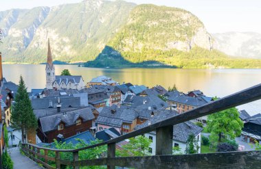 Alp köy görünümü Hallstatt ve göl günbatımı sırasında Avusturya