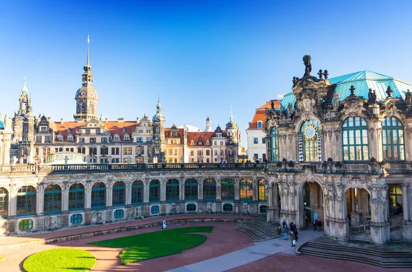 Patio del Palacio de Zwinger en Dresde - Sajonia, Alemania — Foto de Stock